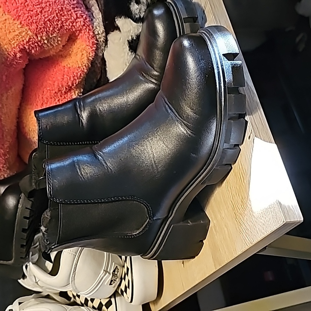 Soda Chelsea boots